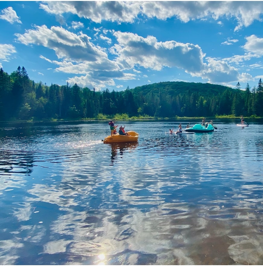 Terrain de détente au bord du lac